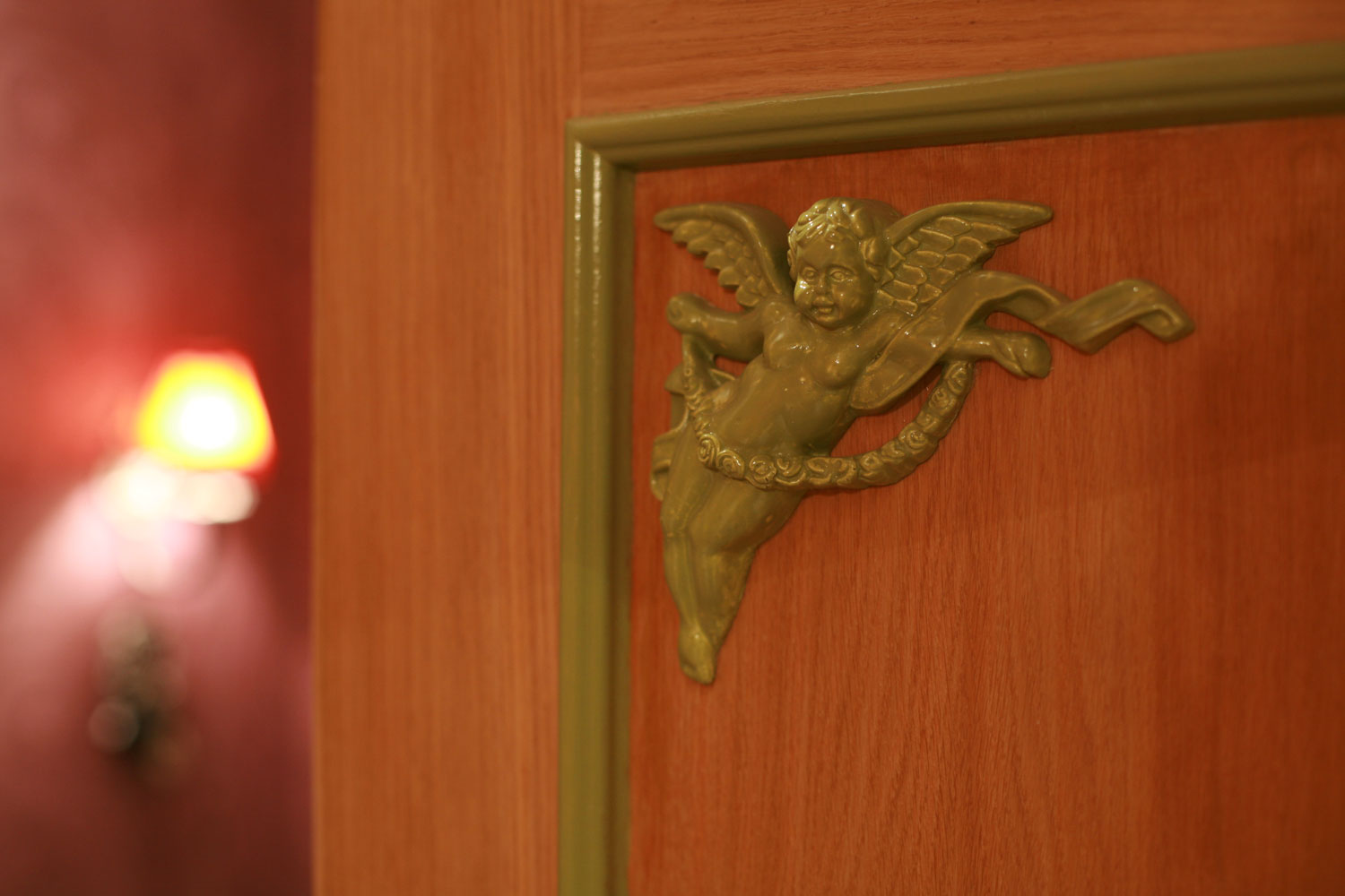 полиуретановый декор на деревянной двери